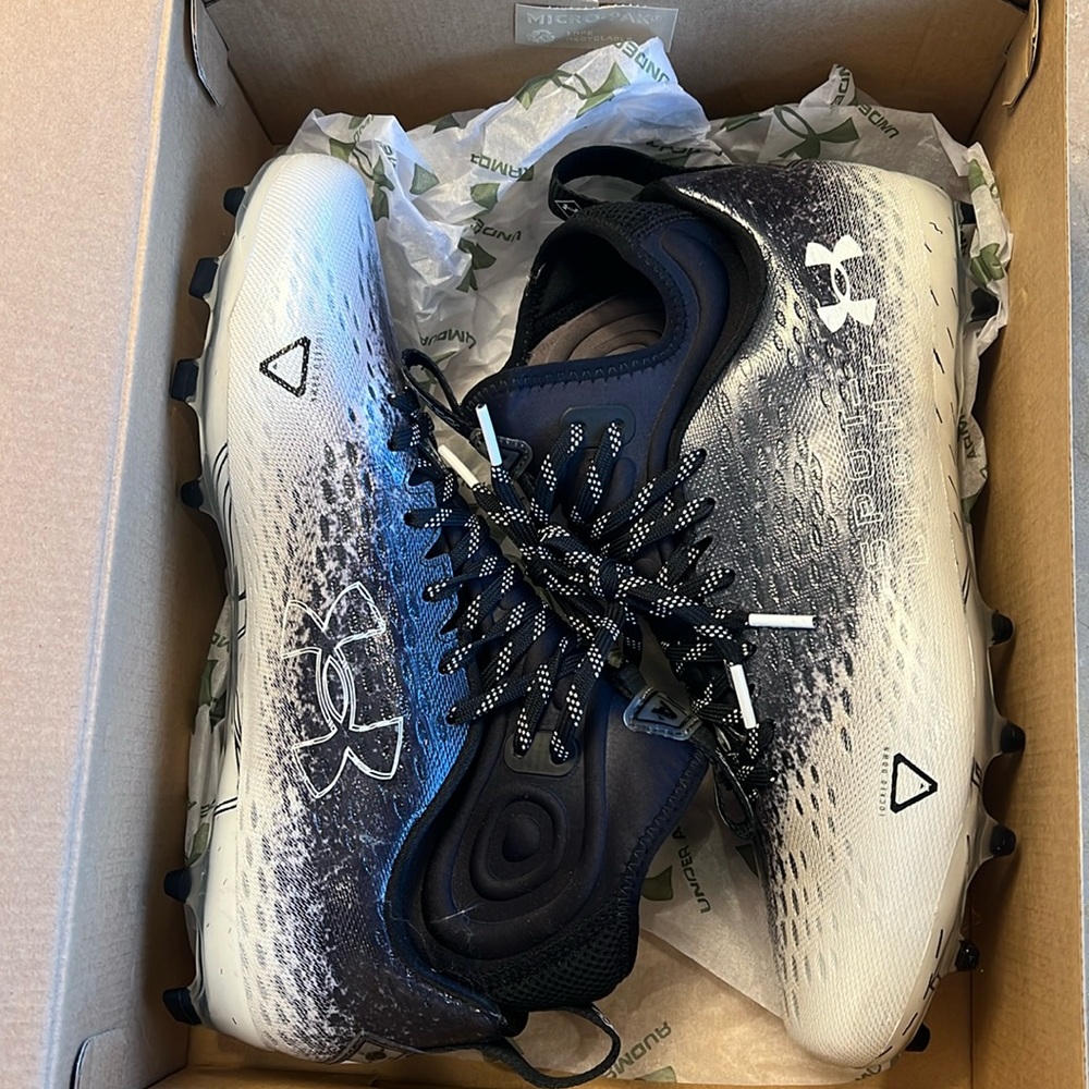 NIB Men’s Under Armour molded cleats football/baseball Size 11